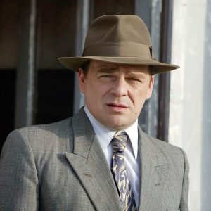 THIERRY GODARD EST RAYMOND SCHWARTZ DANS LA SERIE UN VILLAGE FRANCAIS