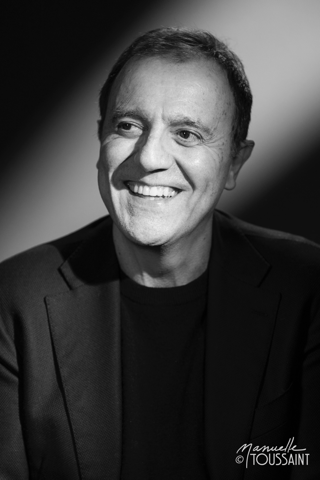 Thierry Beccaro — Le goût du bonheur | Cinerama Boulevard Thierry Beccaro :  entre sourire et résilience, image size:1281x1920
